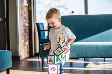 Piramida zabaw - Owoce i warzywa - kartonowe klocki dla dzieci